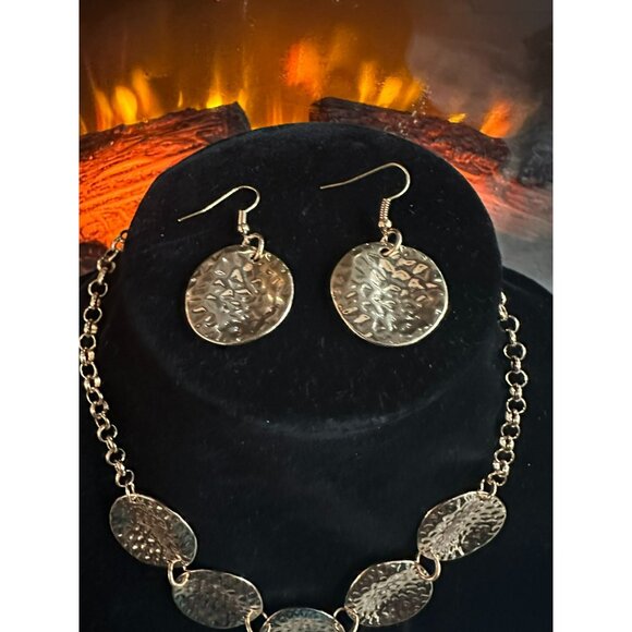 Gold Tone Hammered Disc Necklace & Earrings Set With Chain Link Design - Picture 3 of 12